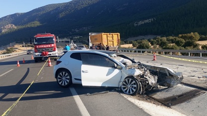 Denizli'de kamyona çarpan otomobildeki sürücü öldü