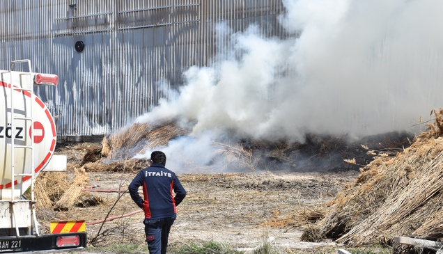 Afyonkarahisar'da kamış toplama merkezinde çıkan yangın kontrol altına alındı