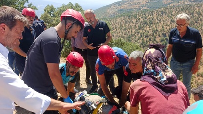 Aydın'da dağın yamacında kekik toplarken rahatsızlanan kişi ekiplerce kurtarıldı