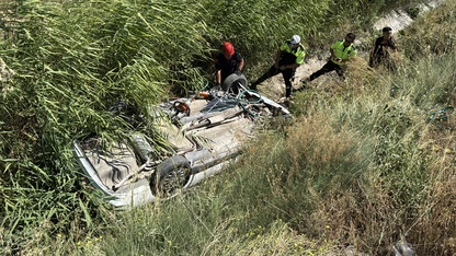 Kütahya'da su kanalına devrilen otomobildeki anne ve kızı kurtarıldı