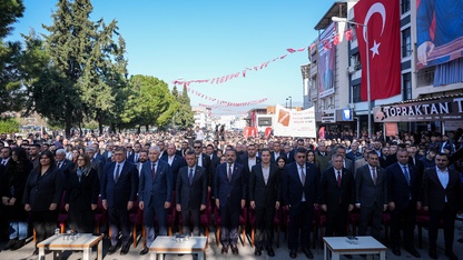 CHP Genel Başkanı Özel, İzmir'de toplu açılış ve temel atma törenine katıldı: