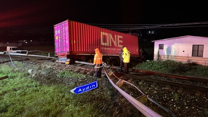 Aydın'da kontrolden çıkıp tren yoluna giren tırın sürücüsü öldü