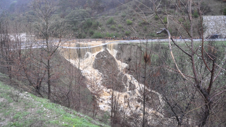İzmir'de yağış nedeniyle çöken Ödemiş-Turgutlu yolu trafiğe kapatıldı