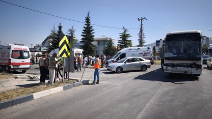 Kütahya'da servis otobüsünün tankerle çarpıştığı kazada 35 kişi yaralandı