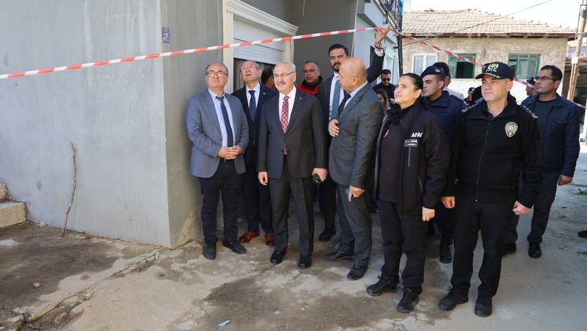 Denizli Valisi Köşger depremin yaşandığı Buldan'da incelemelerde bulundu: 