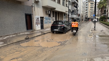 İzmir Alsancak esnafı uzun süren altyapı çalışmalarına tepkili
