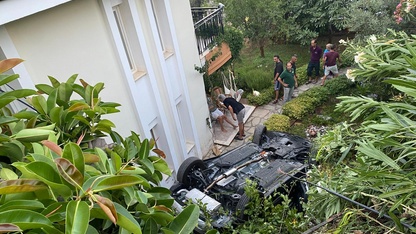 Marmaris'te istinat duvarından düşen otomobildeki 1 kişi öldü, 4 kişi yaralandı