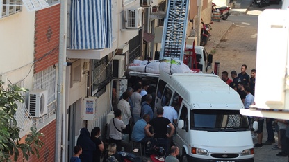 Aydın'da 310 kilo ağırlığındaki kişinin cenazesi eşya taşıma asansörüyle evinden çıkarıldı