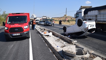 Turgutlu'da devrilen otomobilin sürücüsü yaralandı