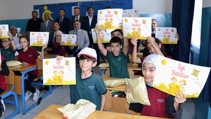 Ege'de öğrenciler karnelerini aldı