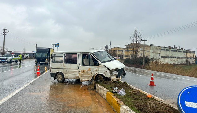 Uşak'ta refüje çarpan panelvandaki 1 kişi yaralandı