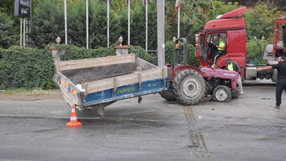 Salihli'de tır ile çarpışan traktörün sürücüsü yaralandı