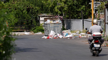 İzmir'in Çiğli ilçesinde toplanmayan çöpler kötü koku ve kirlilik oluşturdu