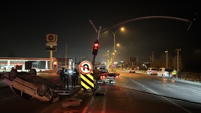 Kütahya'da trafik lambasına çarparak devrilen otomobilin sürücüsü yaralandı