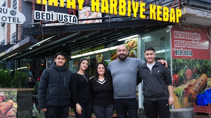 6 ŞUBAT DEPREMLERİNİN ÜÇÜNCÜ YILI - Depremden sonra İzmir'de yeni hayat kuran Alvanoğlu ailesi, Hatay'a dönecekleri günün hayalini kuruyor