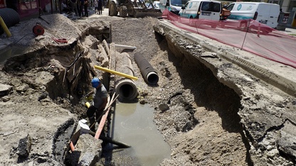 İzmir'de doğal gaz borusunda meydana gelen patlama trafiği aksatıyor