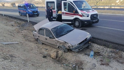 Uşak'ta şarampole düşen otomobildeki 4 kişi yaralandı