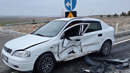 Kütahya'da 2 otomobilin çarpıştığı kazada 2 kişi yaralandı