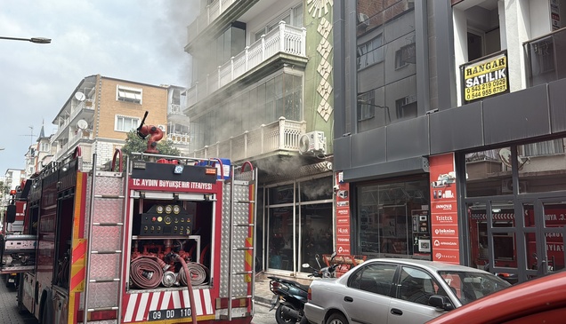 Efeler'de iş yerinde çıkan yangın hasara neden oldu