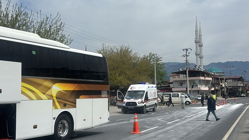 Aydın'da yolcu otobüsü ile minibüsün çarpıştığı kazada 1 kişi öldü, 3 kişi yaralandı