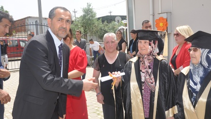 Ödemiş'te okuma yazma kursunu tamamlayan kursiyerlere sertifika