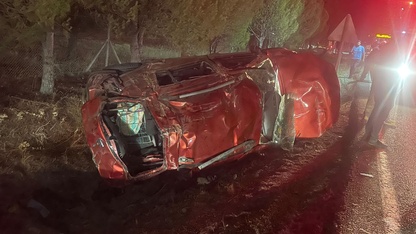 İzmir'de devrilen otomobildeki 4 kişi yaralandı