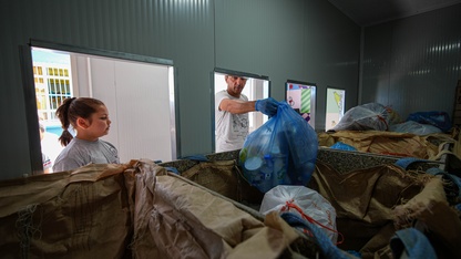 İzmir'de öğrenciler kantin alışverişlerini "atıklarla" yapabiliyor