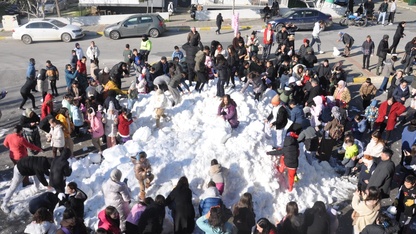 İzmir'de çocuklar kar sevincini taşıma karla yaşadı