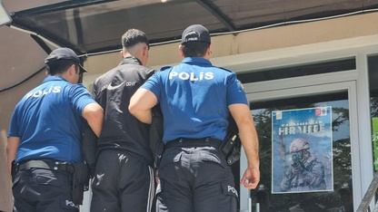 Afyonkarahisar'da kavga edenleri ayırmak isteyen vatandaşları bıçakla tehdit eden şüpheli yakalandı