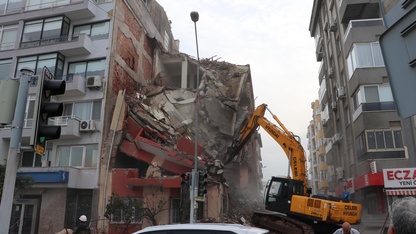 İzmir'de bina yıkımı sırasında bitişikteki apartman zarar gördü