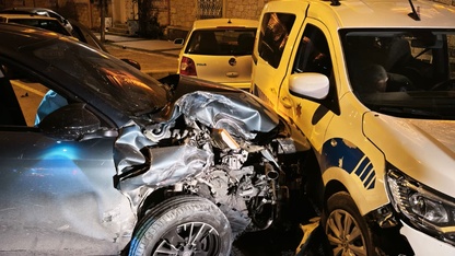 İzmir'de bir otomobilin polis aracına çarpması güvenlik kamerasında