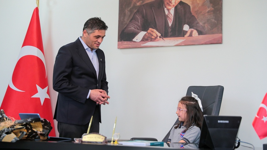 Aliağa Belediye Başkanı Acar koltuğunu 1. sınıf öğrencisine devretti