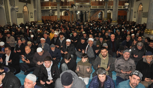 Kütahya’da vatandaşlar sabah namazında buluşarak Gazze ve Doğu Türkistan için dua etti