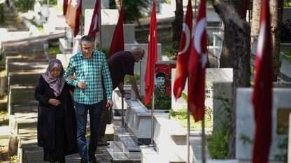 İzmir'de şehit yakınları bayramda şehitliği ziyaret etti