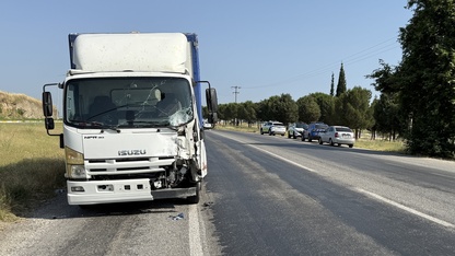 İzmir'de kamyonetin iki motosiklete çarpması sonucu 1 kişi öldü