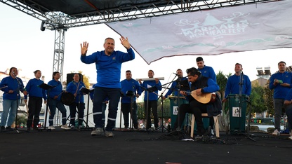 Sıfır atığa dikkati çekmek için çöpten topladıkları atıklardan enstrüman yapıp konser verdiler