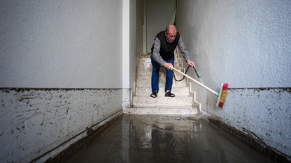 İzmir'de yağmur nedeniyle su basan ev ve iş yerlerinde temizlik yapılıyor