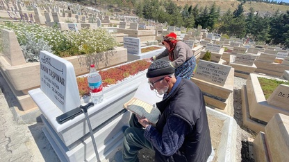 Afyonkarahisarlı yaşlı çift, Ankara'daki oğullarının mezarına polis ekiplerince götürüldü
