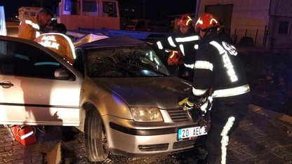 Denizli'de park halindeki tır dorsesine çarpan otomobildeki 1 kişi öldü, 1 kişi yaralandı