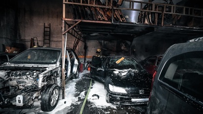 Buca'da oto tamirci deposunda çıkan yangın söndürüldü