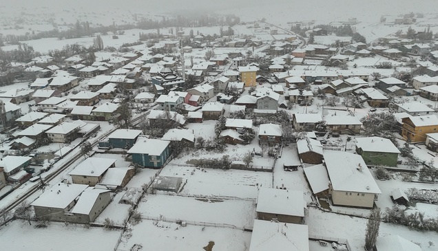 Uşak'ın yüksek kesimlerinde kar yağışı etkili oldu