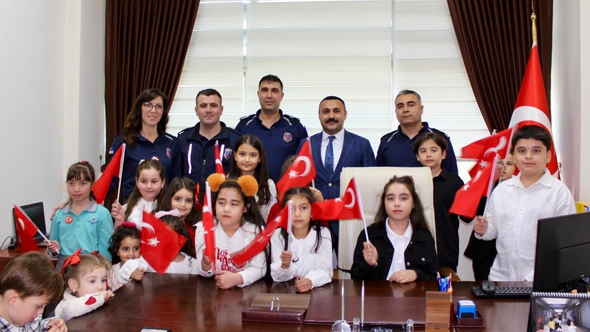 Ödemiş Adliyesi'nde makam koltukları çocuklara bırakıldı