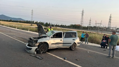 Uşak'ta takla atan otomobildeki 3 kişi yaralandı