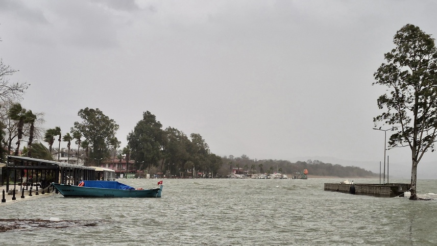 Köyceğiz'de lodos ve göl seviyesinin yükselmesi yaşamı olumsuz etkiliyor