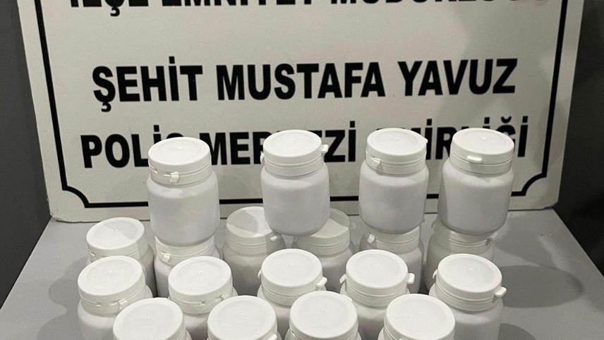 İzmir'de yolcu minibüsünde uyuşturucuyla yakalanan 2 zanlı tutuklandı