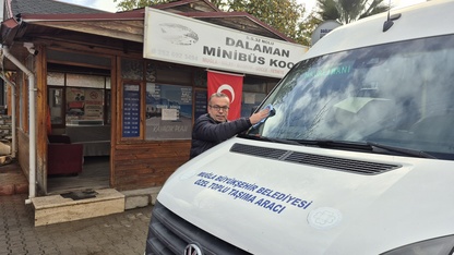 Muğla'da görme engelli yolcuya yardım eden sürücü ödüllendirildi