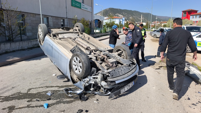 Kütahya'da devrilen otomobilin sürücüsü yaralandı
