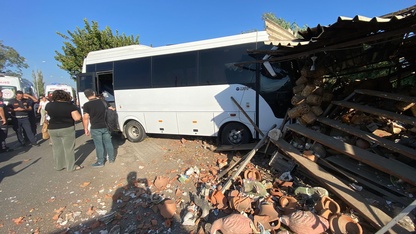 Sultanhisar'da iş yerine çarpan midibüsün sürücüsü yaralandı