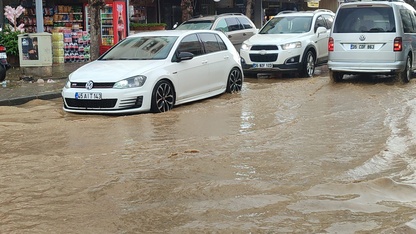 İzmir'in Ödemiş ilçesinde etkili olan sağanak hayatı olumsuz etkiledi