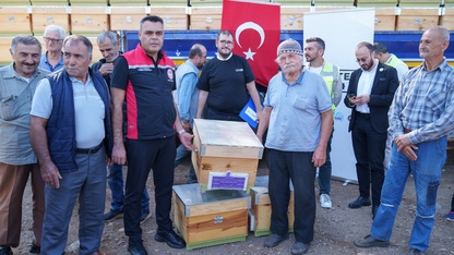 İzmir'de orman yangınlarından etkilenen bölgelerde arı kovanı dağıtıldı